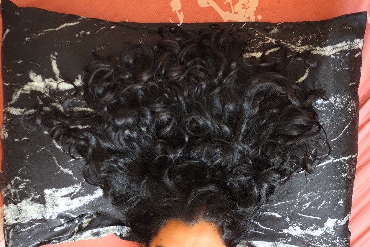 4 ways to sleep with curly hair - image silk-pillow-curly-hair on https://www.curlsandbeautydiary.com