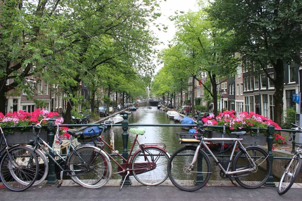 A Travel Guide to Amsterdam Canals